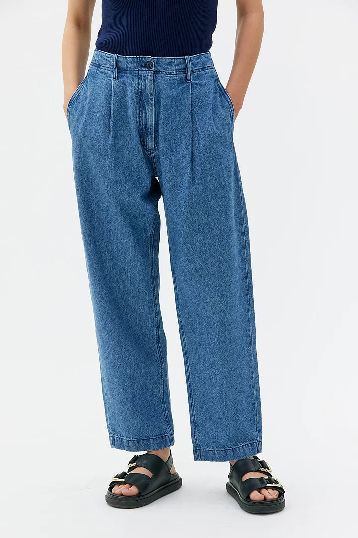 Lenos Curved Leg Pleated Trouser - Light indigo