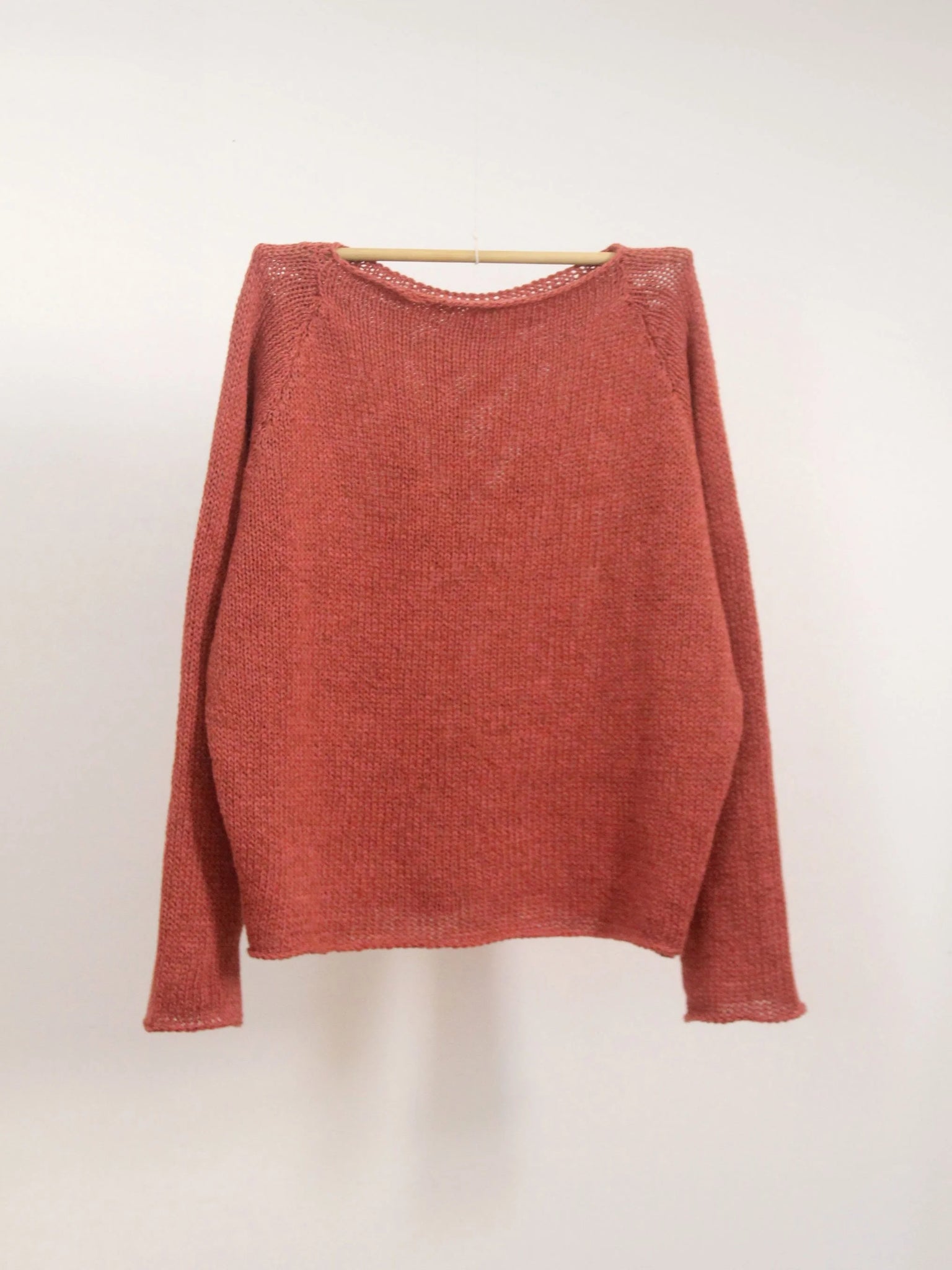 TRAPEZOID RANGLAN SWEATER - Brick/ Black