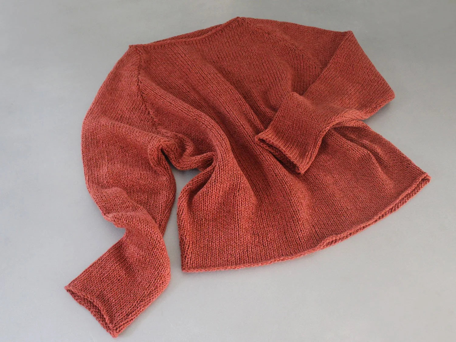 TRAPEZOID RANGLAN SWEATER - Brick/ Black