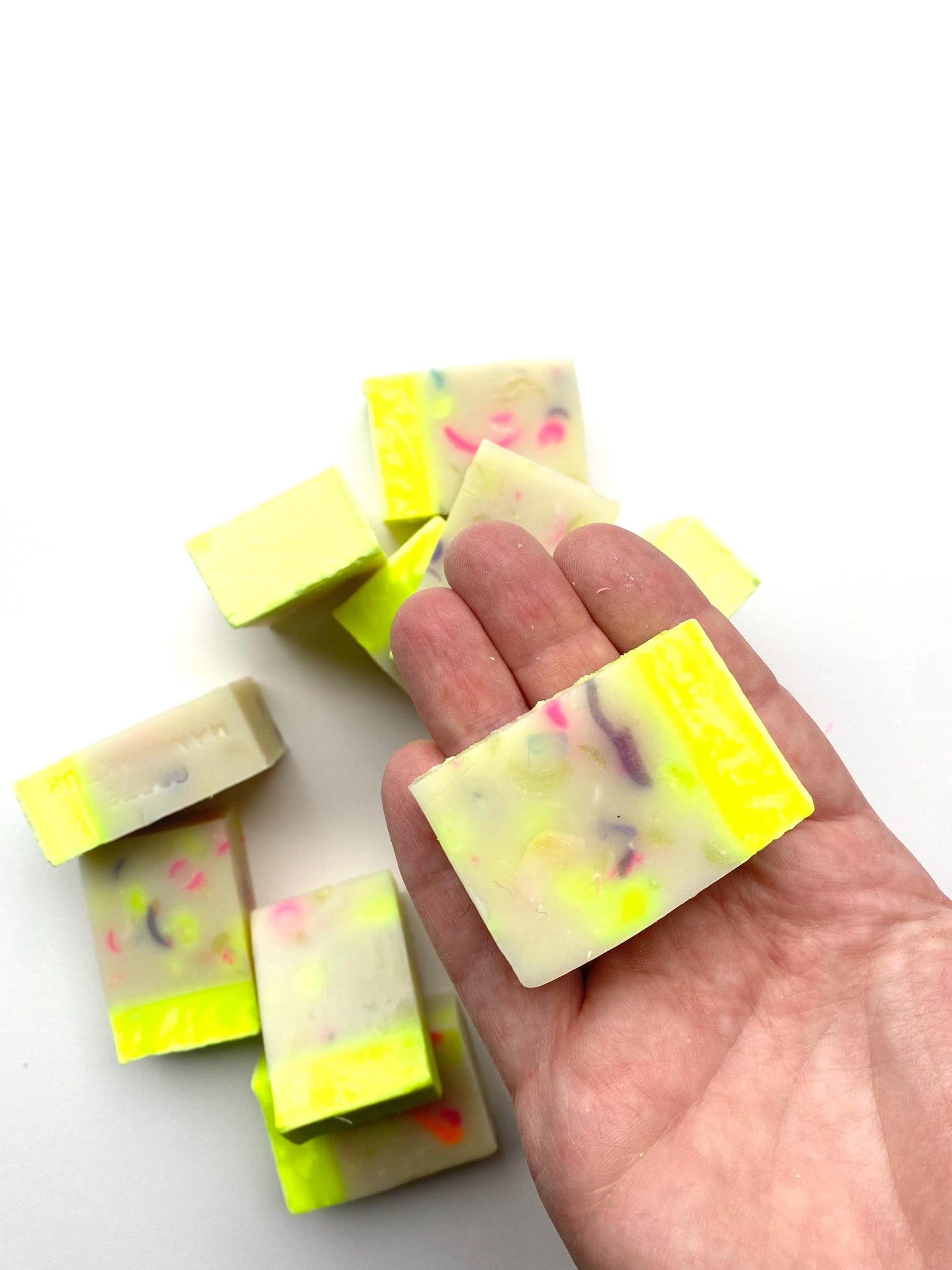 ANNIKA Seife mit INGWER & ZITRONE - frisch, belebend, bunt, Seife, vegan, Geschenk, pflegend